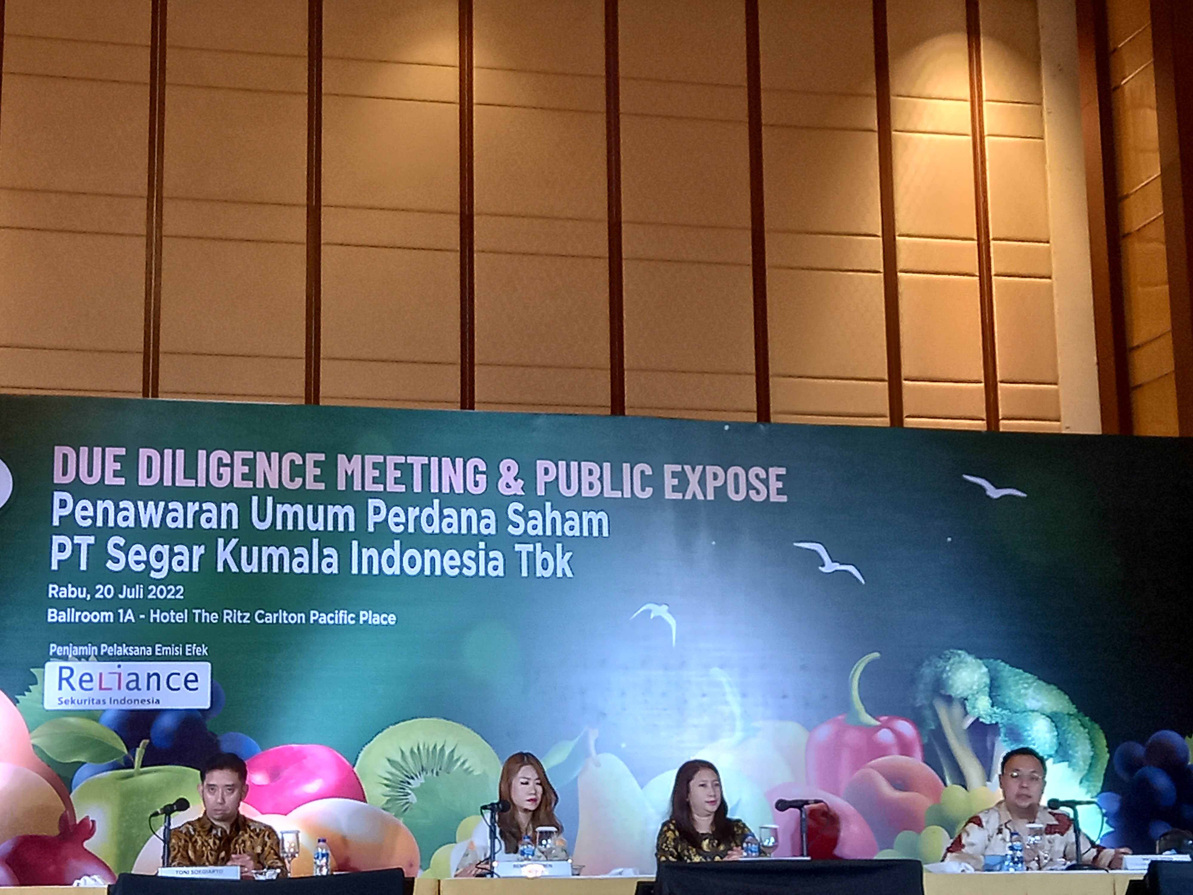 Kiri-kanan: Jajaran Manajemen PT Segar Kumala Indonesia TbkDirektur Toni Soegiarto, Direktur Utama Renny Lauren, Direktur Vianita Januarini dan Direktur PT Relience Sekuritas Imdonesia Tbk Wilson Sofan. Foto/Rizki Kuasai 9 Kota Besar, Importir Buah Segar Kumala Gandeng Lebih Banyak Supplier Pasca IPO