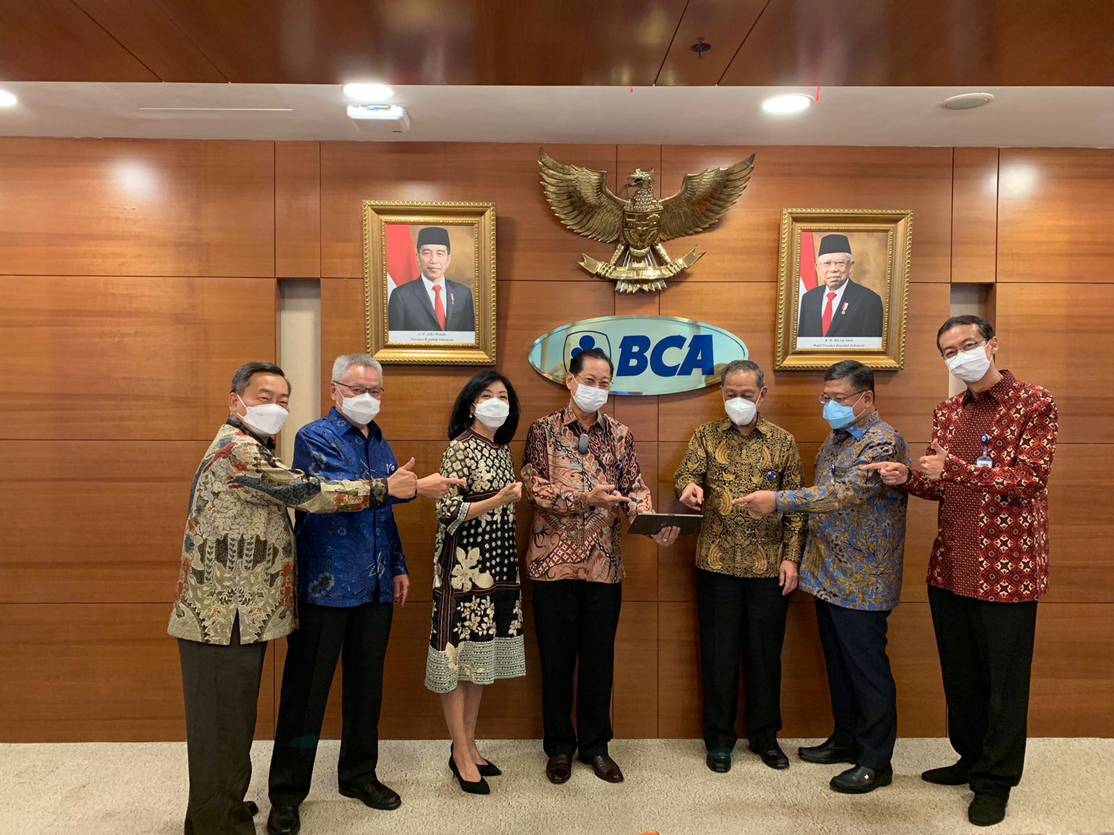 Presiden Komisaris BCA Djohan Emir Setijoso (ketiga kanan), Presiden Direktur BCA Jahja Setiaatmadja (tengah), Wakil Presiden Direktur BCA Gregory Hendra Lembong (kanan), Direktur BCA Subur Tan (kedua kanan). Lainnya, Direktur BCA Rudy Susanto (kedua kiri), Direktur BCA Santoso (kiri) dan Direktur BCA Vera Eve Lim (ketiga kiri). dok. ist. Paparan Hasil Kinerja BCA Semester I/2022: Laba Bersih Rp18 Triliun
