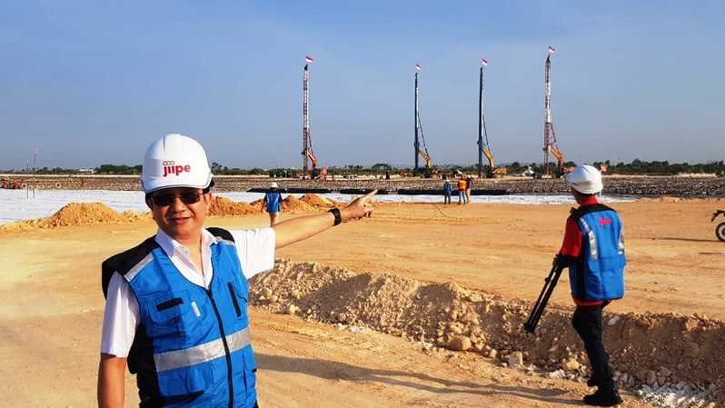 Presdir PT Freeport Indonesia Tony Wenas meninjau lokasi smelter di KEK Gresik, Sabtu, 24 Juli 2019. dok. Investor Daily. Primus Dorimulu. Menteri ESDM Puas atas Kemajuan Pembangunan Smelter Freeport di KEK Gresik