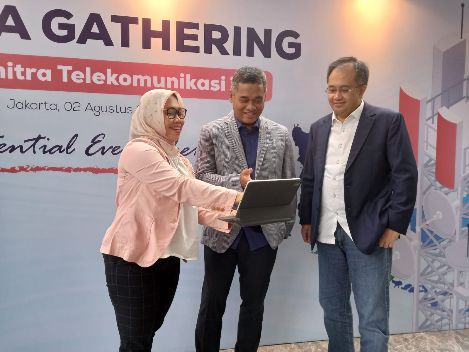 Jajaran Direksi Mitratel Noorhayati Candrasuci Direktur Bisnis, Theodorus Ardi Hartoko Direktur Utama dan Hendra Purnama Direktur Investasi dalam acara Media Gathering 2 Agustus 2022. Foto/Rizki Superior, Mitratel Mantapkan Posisi dengan Miliki Lebih dari 34.800 Menara Telekomunikasi