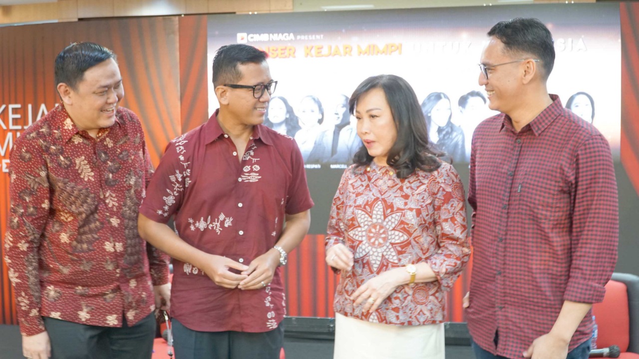 Konferensi Pers Konser Kejar Mimpi untuk Indonesia, di Jakarta, Rabu (3/8/2022), hadir Presiden Direktur CIMB Niaga Lani Darmawan (kedua kanan), bersama Direktur Consumer Banking CIMB Niaga Noviady Wahyudi (kiri), Head of Marketing, Brand and Customer Experience CIMB Niaga Toni Darusman (kanan) dan Komposer Musik Andi Rianto (kedua kiri). dok. ist. CIMB Niaga Kembali akan Gelar Konser Kejar Mimpi untuk Indonesia