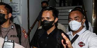 Bharada E (tengah baju hitam). dok. Merdeka. Kasus Polisi Tembak Polisi: Komnas HAM Curiga Bharada E Hanya Tumbal, Dikorbankan Atasan