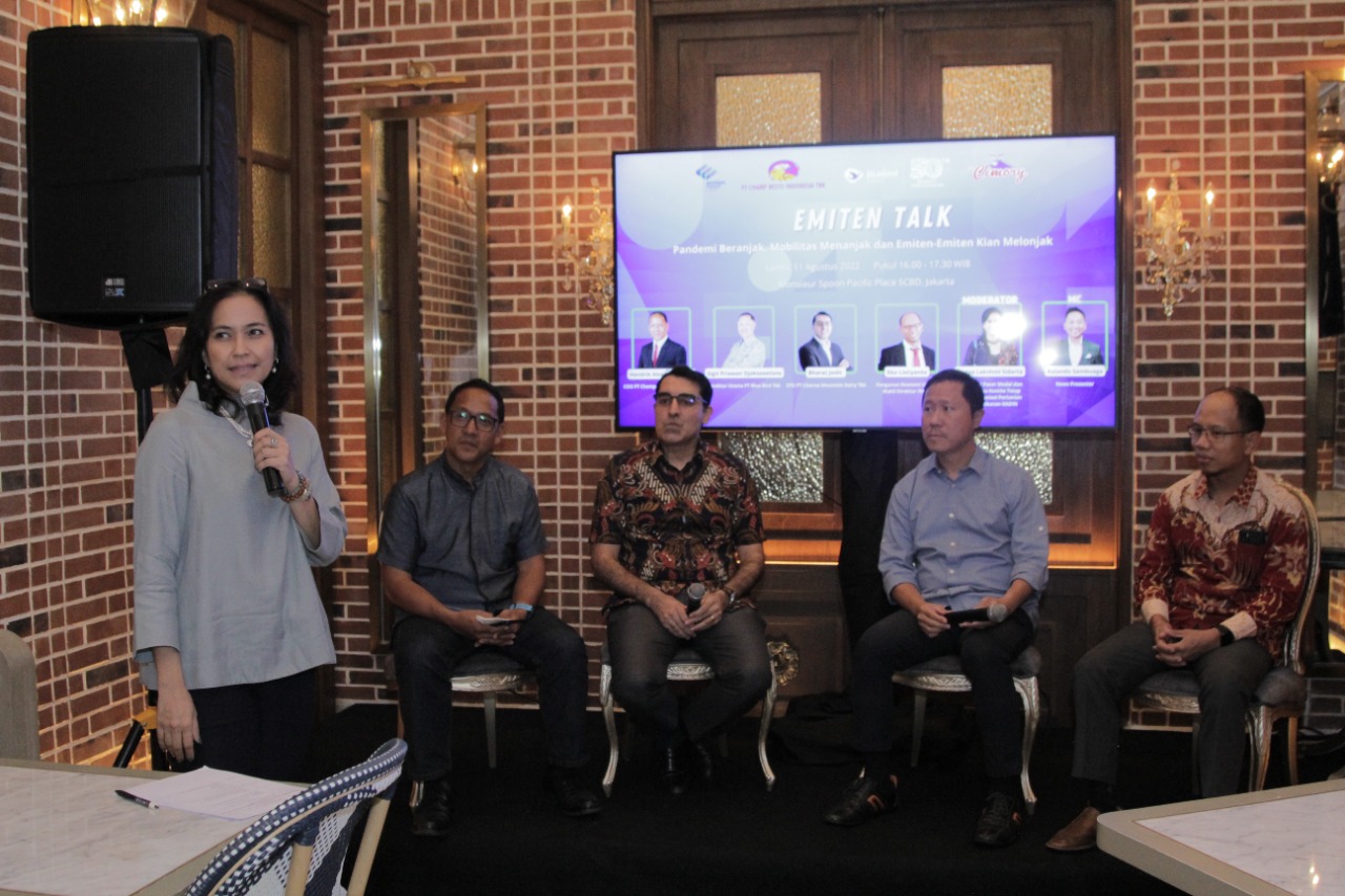 Hendrik Alexander Mboi COO Champ Resto Indonesia (ENAK), Sigit Priawan Djokosoetono Direktur Utama Blue Bird (BIRD), Bharat Joshi CFO Cisarua Mountain Dairy (CMRY) dan Eko Listiyanto Wakil Direktur INDEF dalam acara Emiten Talk. Foto/EmitenNews Emiten Talk ‘Pandemik Beranjak, Mobilitas Bergerak, Emiten pun Melonjak’