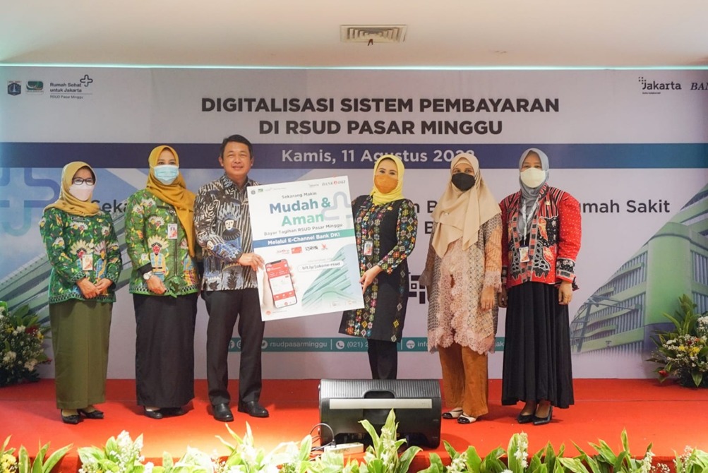 Plt. Direktur RSUD Pasar Minggu, Weningtyas Purnomorini (ketiga kanan) bersama Direktur Teknologi & Operasional Bank DKI, Amirul Wicaksono (ketiga kiri) serta Kepala Bidang Perencanaan Pengendalian dan Informasi Dinas Kesehatan DKI Jakarta, Nuniek Ria Sundari (kedua kanan) berfoto bersama usai launching Digitalisasi Sistem Pembayaran di RSUD Pasar Minggu, Kamis (11/8/2022). dok. ist. Digitalisasi Sistem Pembayaran di RSUD Pasar Minggu, Permudah Pasien Bertransaksi