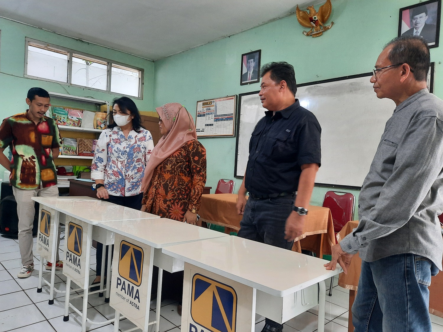 PT Pamapersada Nusantara Serahkan Bantuan Alat Sekolah Produksi UMKM Binaan YDBA