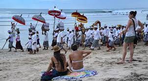 Bali, turis menyaksikan upacara adat. dok. Harnas. Keberhasilan Penanganan Pandemi Covid-19 di Bali, Vaksinasi Booster Tertinggi di Indonesia