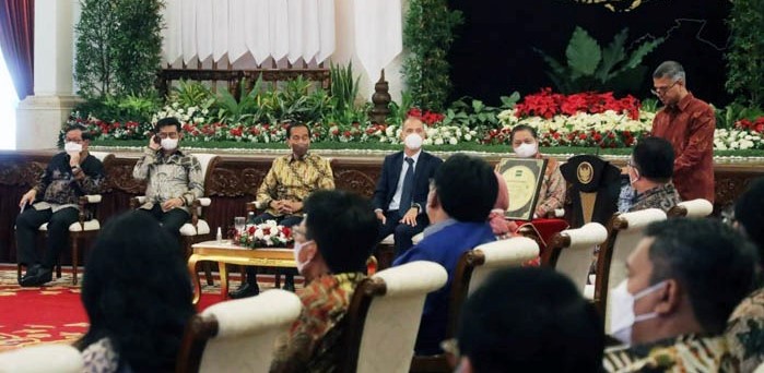 International Rice Research Institute (IRRI) memberikan penghargaan terhadap Indonesia yang mampu mencapai swasembada beras. Penghargaan ini diterima Presiden Jokowi di Istana Kepresidenan Jakarta, Minggu (14/8/2022). dok. ist. FAO Bangga Sekaligus Puji Indonesia Capai Swasembada Beras