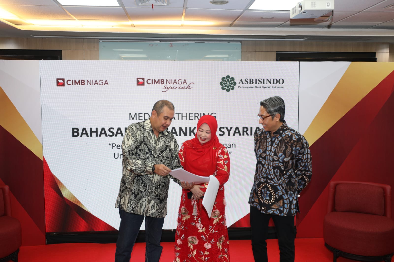 Direktur Syariah Banking CIMB Niaga Pandji P. Djajanegara (kiri) bersama Sekretaris Jenderal Asosiasi Bank Syariah Indonesia (ASBISINDO) Herwin Bustaman (kanan) dan Anggota Badan Pelaksana Badan Pengelolaan Keuangan Haji (BPKH) Dr. Hurriyah El Islamy, LLB (hons), MCL, Ph.D (tengah) dalam Bahasan Perbankan Syariah bertema “Pertumbuhan dan Perkembangan Unit Usaha Syariah di Indonesia” yang diselenggarakan CIMB Niaga Syariah dan Asosiasi Bank Syariah Indonesia (ASBISINDO) di Jakarta, Senin (15/8/2022). dok. ist. Insan Perbankan Syariah Dukung Penghapusan Spin-Off UUS Tahun 2023