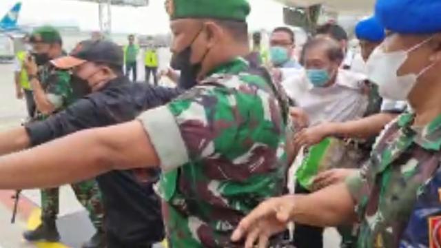 Surya Darmadi (70) alias Apeng, buron kasus korupsi, yang juga owner PT Darmex Group atau PT Duta Palma Group tiba di Bandara Internasional Soekarno Hatta Jakarta, Senin 15 Agustus 2022. dok. Liputan6.com. Pramita Tristiawati. Buronan Kasus Korupsi Rp78 Triliun Itu Tiba di Indonesia, Langsung Ditahan Kejagung