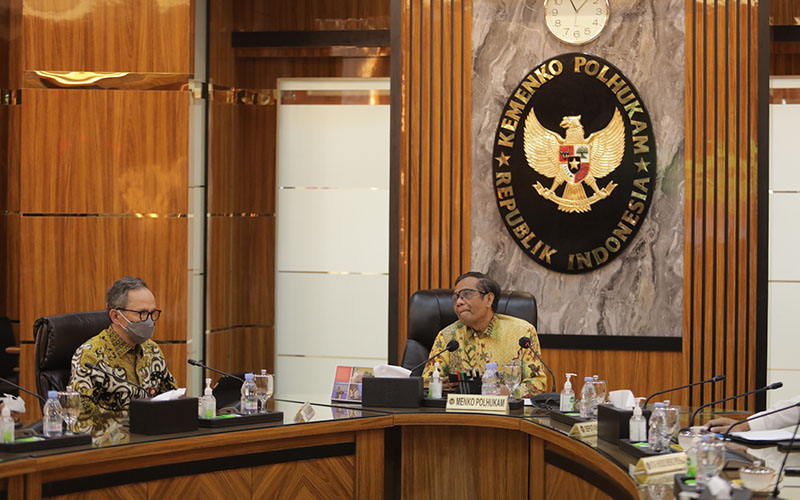 Anggota Dewan Komisioner OJK, OJK, Menteri Koordinator Bidang Politik Hukum dan Keamanan, Menkopolhukam, Mahfud MD, memperkuat sinergi, penegakan hukum di sektor jasa keuangan. Bertemu Menkopolhukam, OJK Perkuat Sinergi Penegakan Hukum