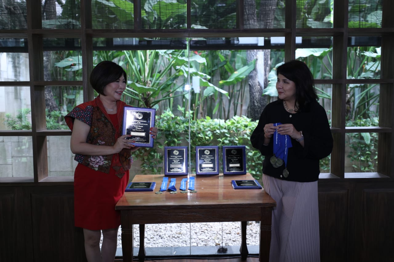 Executive Vice President Center of Digital BCA Wani Sabu didampingi oleh Senior Vice President Secretariat and Corporate Communication BCA Susanti Nurmalawati dalam kegiatan BCA Talk: Kisah Sukses HaloBCA di Ajang Global Contact Center World Awards Asia Pacific pada Selasa (16/8/2022). dok. ist. BCA Raih 60 Penghargaan dalam Global Contact Center World Awards Asia Pacific