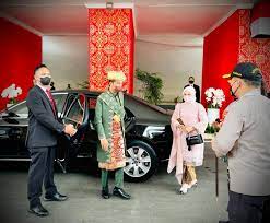 Presiden Joko Widodo Berbusana Adat Bangka Belitung dalam Sidang MPR 2022, tiba di Gedung Parlemen bersama Ibu Iriana Joko Widodo, Selasa (16/8/2022). dok. Merdeka. Setpres. Berbusana Adat Bangka Belitung dalam Sidang MPR 2022, Ini Pesan Penting Presiden