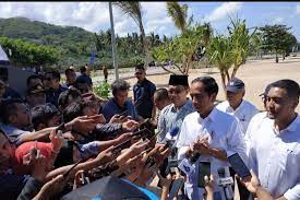 Wartawan mewawancarai Presiden Joko Widodo di lapangan. dok. Kompas. Bawa Reformulasi 14 Pasal RKUHP ke Komisi III DPR, Dewan Pers Suarakan Kemerdekaan Pers