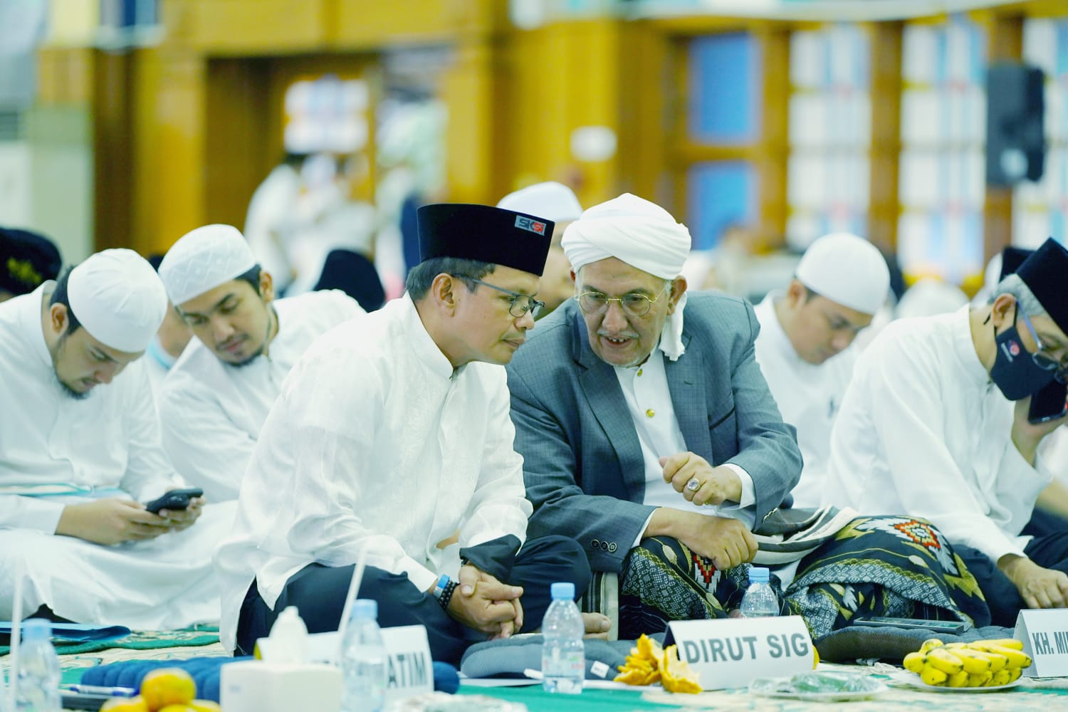 Direktur Utama SIG, Donny Arsal (kiri berkopiah hitam) bersama Pengurus PBNU, Habib Achmad Edrus Al-Habsyi saat acara Istighotsah Kubro dan pemberian santunan kepada anak yatim di Wisma A. Yani, Gresik, Jawa Timur, Senin (15/8/2022). dok. ist.. SIG Resmikan Bantuan Pembangunan TPQ dan Renovasi Masjid Manba’ul Ulum di Gresik