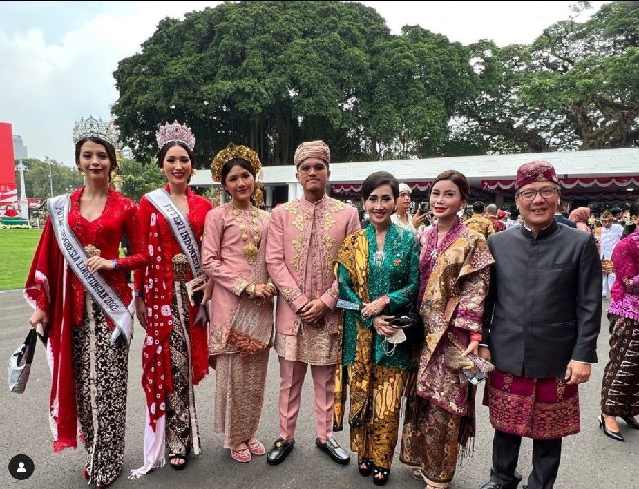 Kaesang Pangarep (empat kiri) dan Erina Gunado (tiga kiri) di sela HUT ke-77 Kemerdekaan RI, Rabu 17 Agustus 2022. dok. BPMI Setpres. Insertv..jpeg Kaesang Pangarep dan Pacar Barunya Erina Gudono, Rupanya Satu Ekosistem!