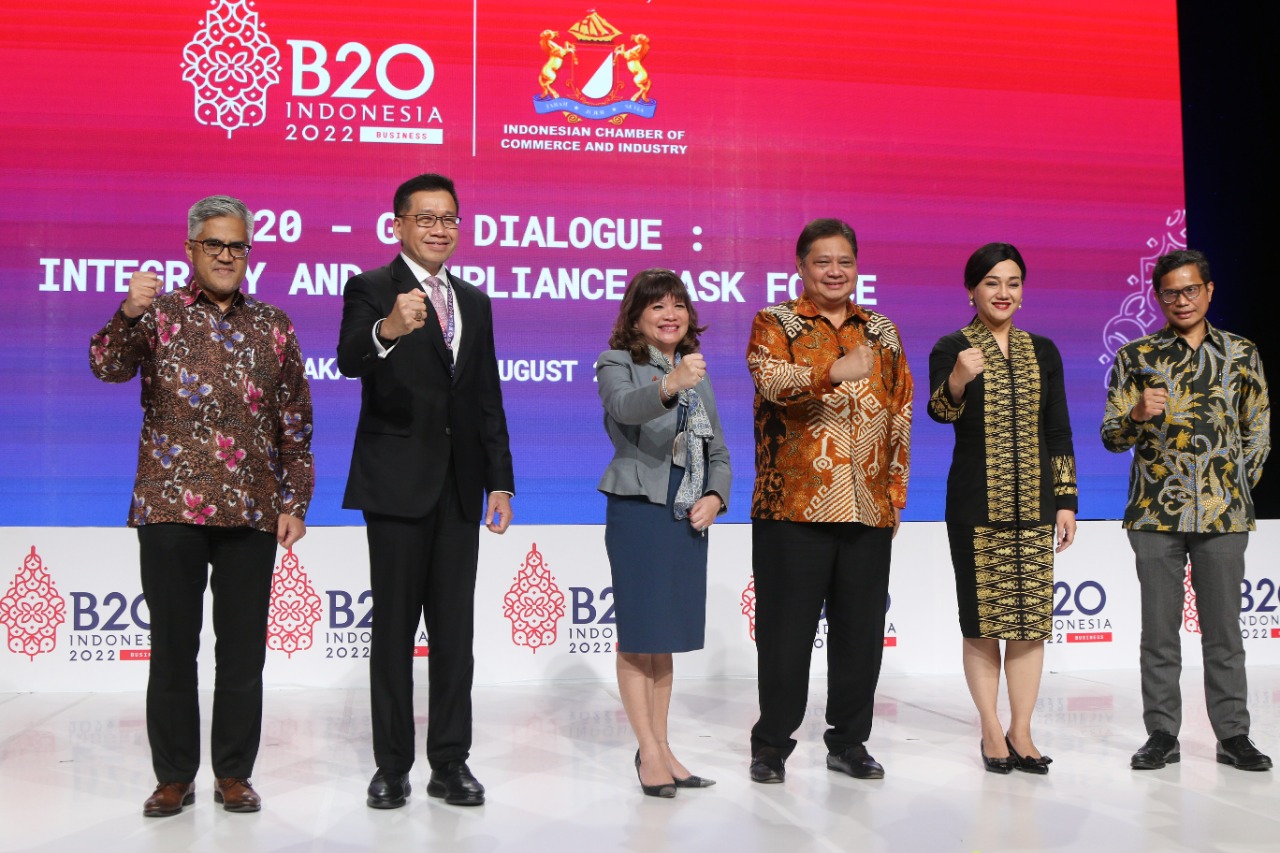 Direktur BCA Haryanto Budiman sekaligus Chair of B20 Integrity and Compliance Task Force (kedua kiri), Direktur Kerja Sama Politik Keamanan ASEAN Rolliansyah Soemirat (kiri), Chair of B20 Shinta Kamdani (tengah), Menteri Koordinator Perekonomian Airlangga Hartarto (tengah), Dewan Komisioner OJK Friderica Widyasari Dewi (kedua kanan), Wakil Menteri BUMN Pahala Mansury (kanan) menghadiri acara Dialogue B20 - G20: Integrity and Compliance Task Force, di Jakarta, pada Kamis (18/8/2022). Dok. ist. Dialog B20-G20: BCA Dukung Pemulihan Ekonomi Global dan Sustainable Financing