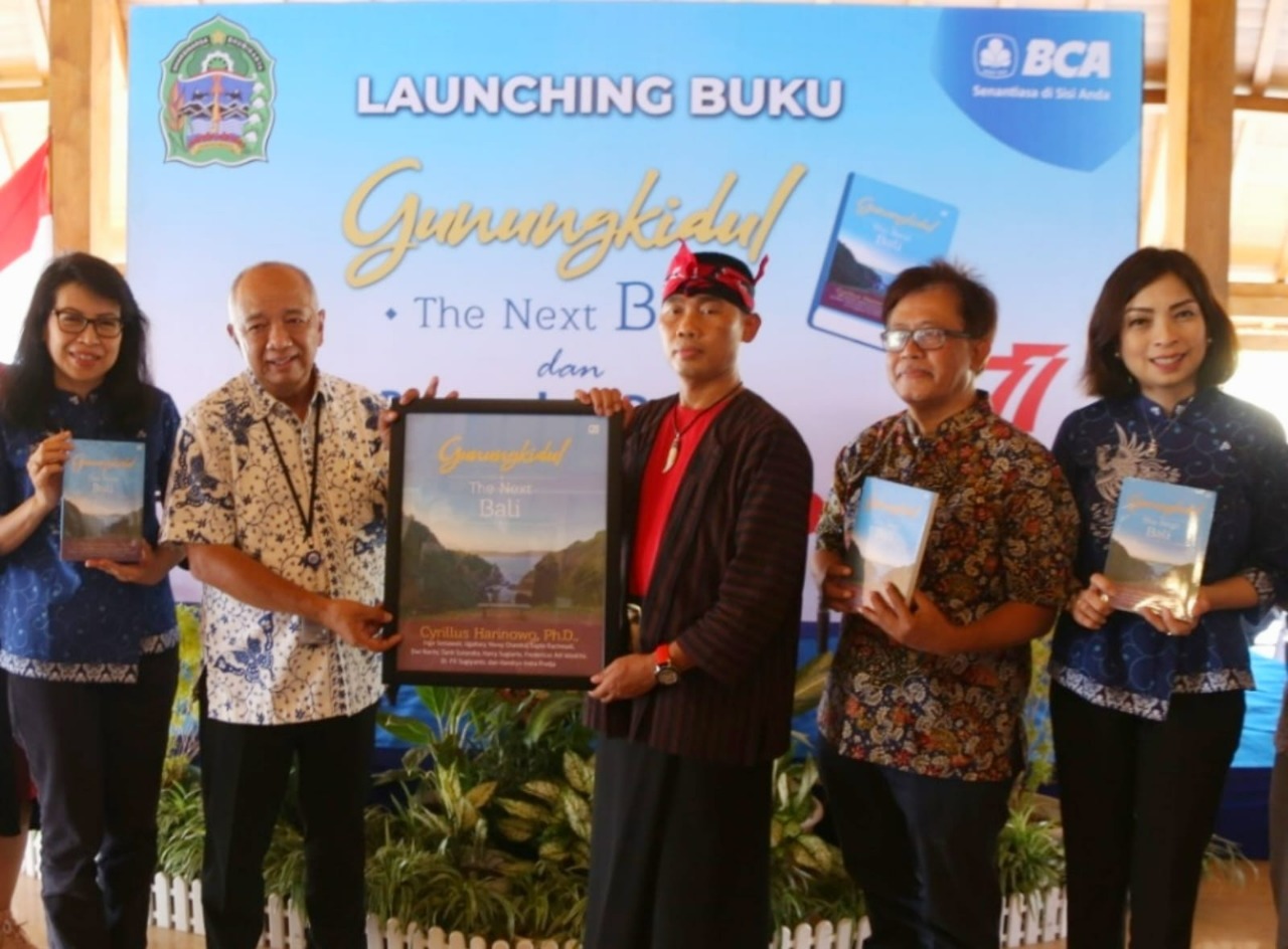 Komisaris Independen BCA Cyrillus Harinowo (kedua kiri), Bupati Gunung Kidul Sunaryanta (tengah), EVP CSR BCA Inge Setiawati (kiri), EVP Wealth Management BCA Ugahary Yovvy Chandra (kanan) dan salah satu penulis buku Sapto Rachmadi dalam launching buku Gunungkidul The Next Bali, di Pendopo Taman Budaya Gunungkidul pada Jumat (19/8/2022). dok. ist. Kontribusi Nyata BCA untuk Pariwisata Indonesia: Gunungkidul, The Next Bali