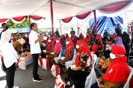 Di Pasar Larangan, Presiden Jokowi Bagikan Bansos untuk Modal Usaha. dok2. Jawa Pos. Di Pasar Larangan, Presiden Jokowi Bagikan Bansos untuk Modal Usaha