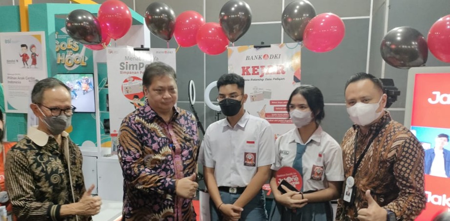 Menteri Koordinator Perekonomian Airlangga Hartarto (kedua kiri) bersama Ketua Dewan Komisioner OJK Mahendra Siregar (kiri) mengunjungi booth Bank DKI pada kegiatan KEJAR Prestasi Generasi Muda Indonesia (KREASIMUDA) yang diselenggarakan secara hybrid oleh Otoritas Jasa Keuangan bersama Kementerian/Lembaga dan Industri Perbankan, di SMESCO, Senin (23/8/2022). dok. ist. Tabungan Simpel Bank DKI Dimiliki 819 Ribu Pelajar, Nominal Simpanan Rp93 Miliar Lebih
