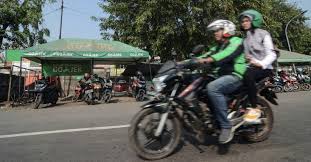 Ojek Online bawa penumpang dok iNews. Timbang-timbang Kondisi Masyarakat, Pemerintah Tunda Kenaikan Tarif Ojol