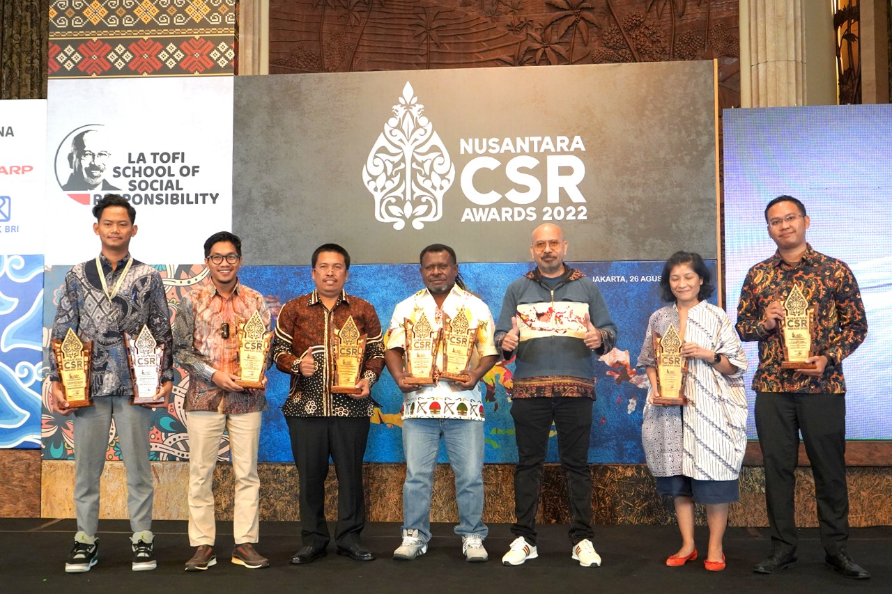 Hendra, Departemen Komunikasi dan Hukum PT Semen Gresik (dua kiri), bersama perwakilan perusahaan penerima Penghargaan Nusantara CSR Awards 2022 di Hotel Indonesia Kempinski, Jakarta, Jumat (26/8/2022). dok. ist. Ajang Nusantara CSR Awards 2022, SIG Raih Lima Penghargaan
