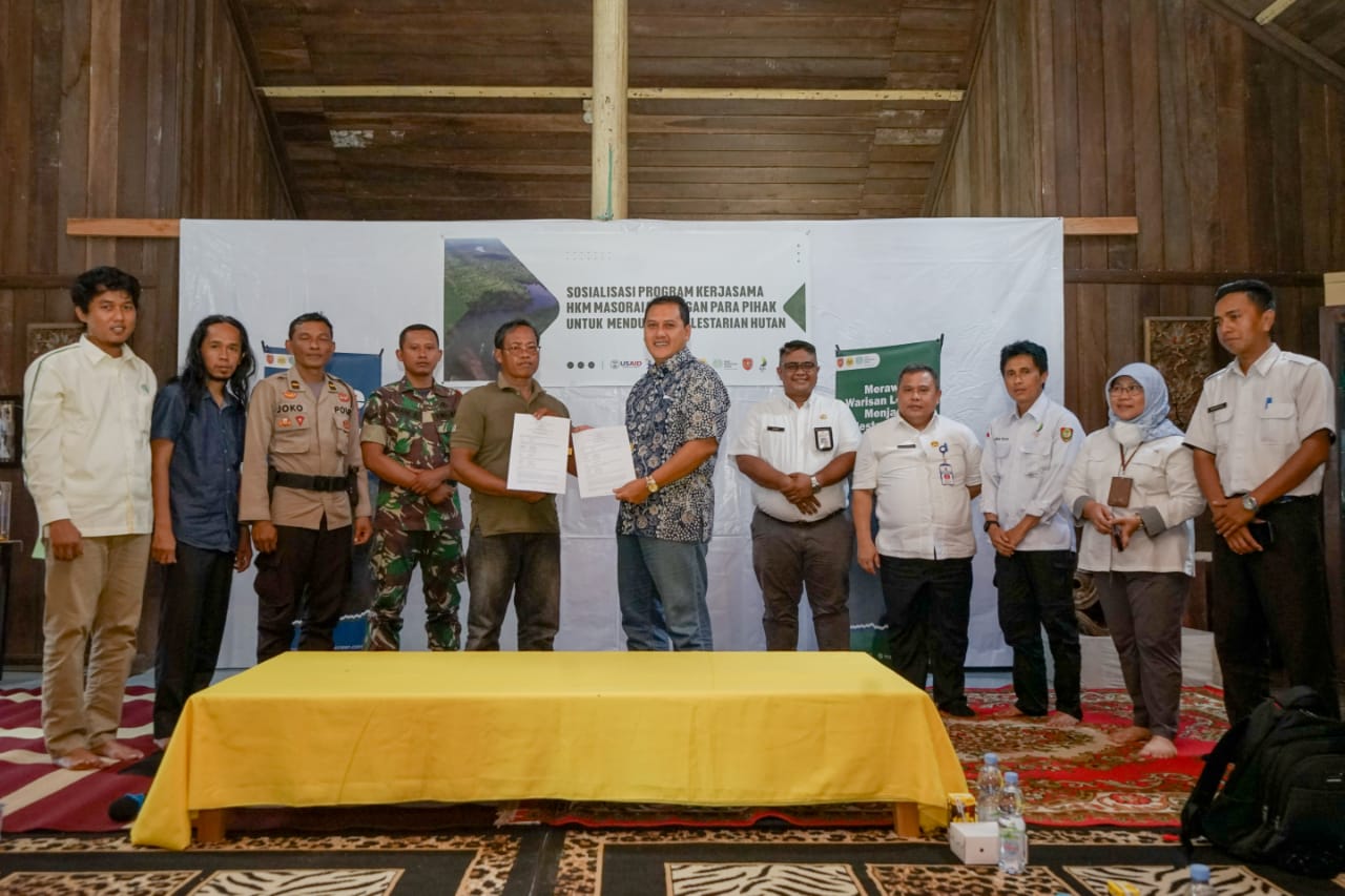 PT Sawit Sumbermas Sarana Tbk. (SSMS) bersama KTH Komunitas Karya Masoraian, Rabu (24/8/2022), menggelar kegiatan sosialisasi Program Kerjasama dengan para pihak untuk mendukung pelestarian Kawasan hutan. dok. ist. SSMS - KTH Komunitas Karya Masoraian Gelar Sosialisasi Perlindungan dan Pengamanan Kawasan