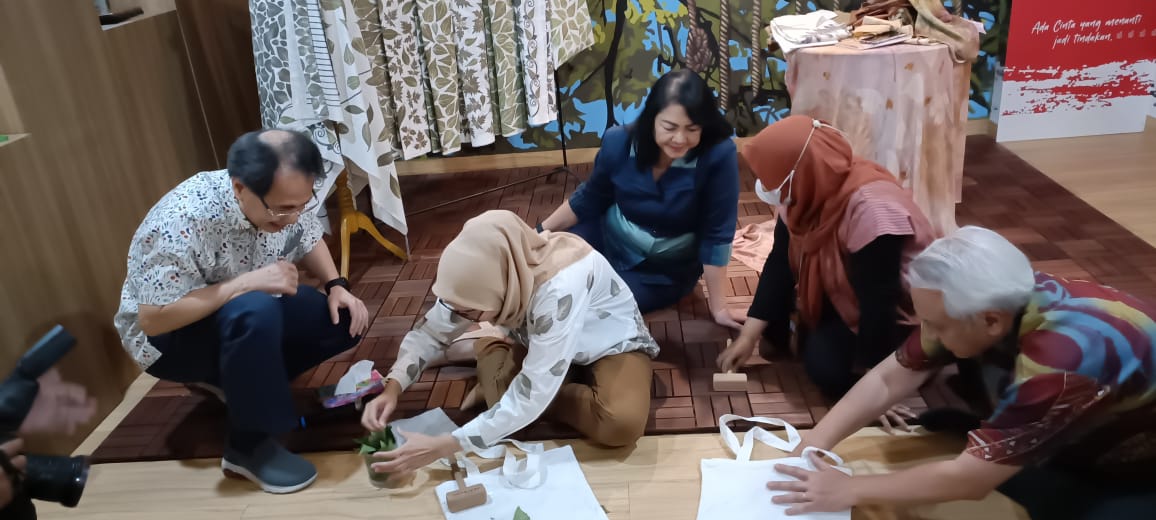 Pemilik Batik Pratesthi, UMKM Binaan Yayasan Dharma Bhakti Astra (YDBA), Pintya Dwanita Ayu (kedua kanan) menunjukkan produk batik ecoprint kepada Ketua Pengurus YDBA, Sigit P. Kumala (kedua kiri); Sekretaris Pengurus, Ida R. M. Sigalingging (kiri) dan Advisor YDBA, Tonny Sumartono (kanan) saat kegiatan Media Gathering di Galeri YDBA, Sunter, Jakarta, Rabu (31/8/2022). dok. ist. YDBA Media Gathering, Dimeriahkan Fashion Week Produk Batik Pratesthi dari Semarang
