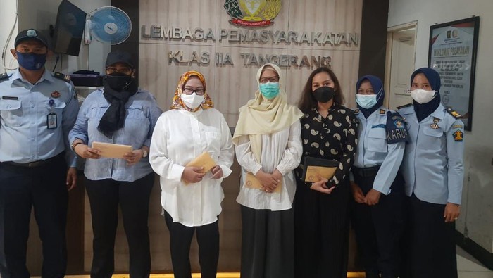 Pinangki Sirna Malasari (baju hitam kembang-kembang). dok. ist. Detiknews. Nasib Baik Pinangki Sirna Malasari, Bebas Bersyarat!