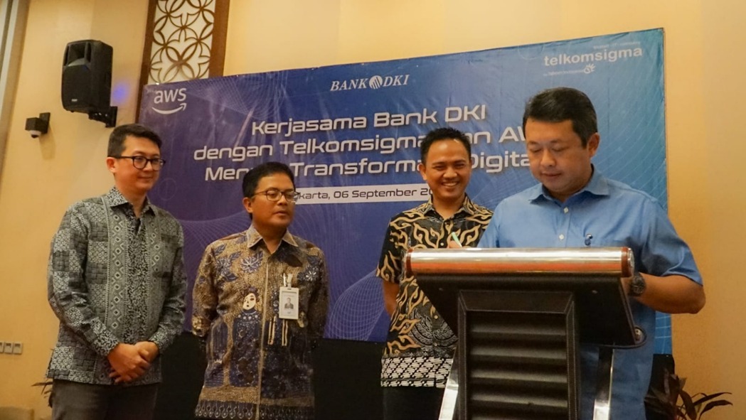 Direktur Teknologi & Operasional Bank DKI, Amirul Wicaksono (kanan) bersama Direktur Ritel & Syariah Bank DKI, Babay Parid Wazdi (kedua kiri), Direktur Business & Sales Telkomsigma, Tanto Suratno (kedua kanan) dan Country Manager Amazon Web Services Indonesia, Gunawan Susanto (kiri) menandatangani perjanjian kerja sama Bank DKI dengan Amazon Web Services dan Telkomsigma, di Jakarta, Selasa (6/9/2022). dok. ist. Kerja Sama Bank DKI, Amazon Web Services dan Telkomsigma Terkait Teknologi Komputasi Awan