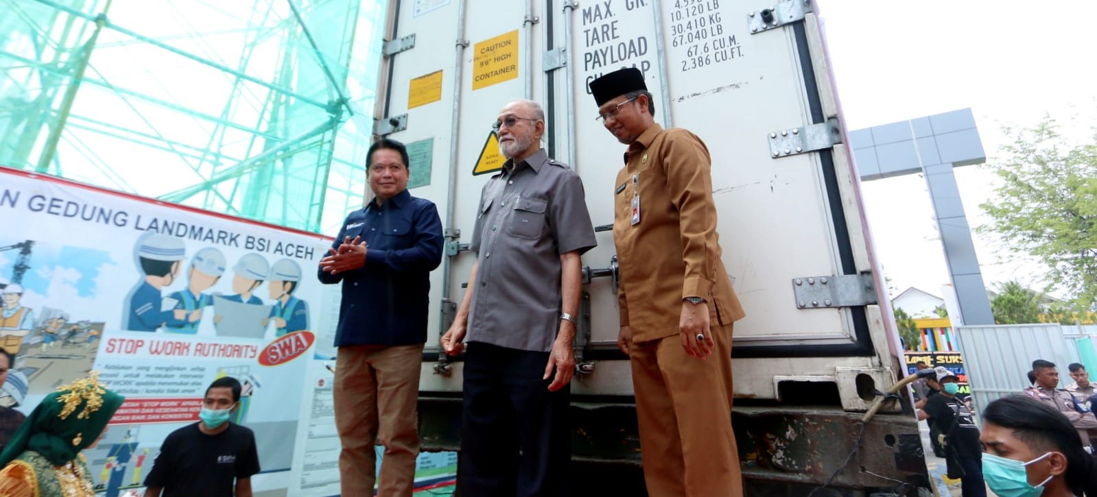 Desa Binaan BSI di Meunasah Asan Aceh, Aceh Timur, ekspor perdana 60 ton bandeng ke Korsel dan Jepang. Pelepasan ekspor perdana oleh Direktur Utama BSI Hery Gunardi (kiri) bersama Asisten Administrasi Umum Pejabat Gubernur Aceh DR. H. Iskandar AP,S.Sos, Msi (tengah) dan Wali Nanggroe Aceh Tgk Malik Mahmud Al-Haytar. dok. ist. Desa Binaan BSI di Aceh Timur, Ekspor Perdana 60 Ton Bandeng ke Korsel dan Jepang