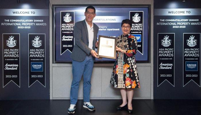 Ilustrasi: Lim Yoe Tie General Manager Casa Domaine dalam penerimaan penghargaan Asia Pacific Property Awards Casa Domaine Raih Penghargaan di Ajang Bergengsi Asia Pacific Property Awards