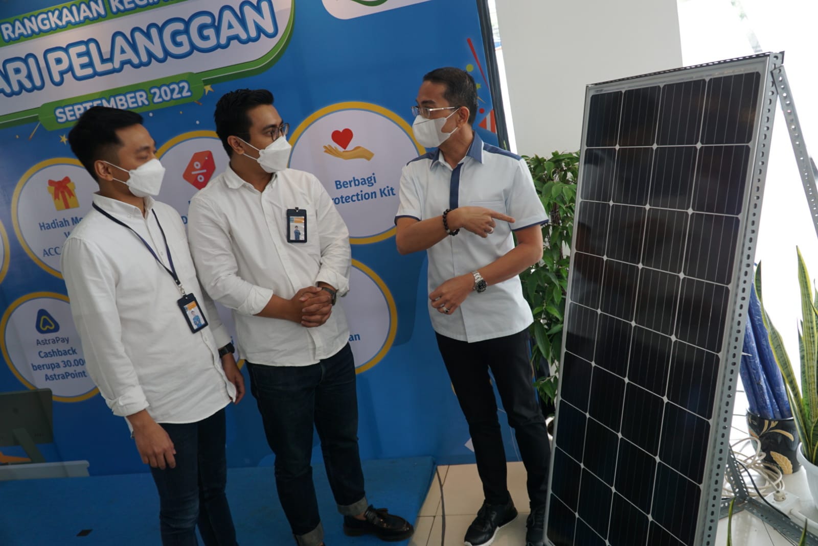 Customer Retention & Service Head ACC Tangerang Dimas Purbayanto, AR Management Head Biovan Sandov, Chief Operating Officer ACC Ezar Kumendong. dok. ist. Rayakan Hari Pelanggan, ACC Serahkan Hadiah Undian Pelanggan Berseri
