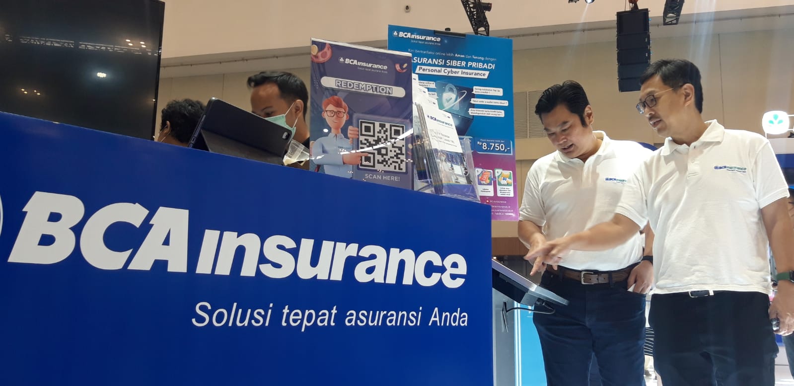 Direktur Utama BCAinsurance Hendro Wenan (kiri) dan Direktur Kepatuhan BCAinsurance Arif Singgih (kanan) turut hadir di peluncuran Personal Cyber Insurance dalam gelaran BCA Expo Hybrid 2022 pada Sabtu (10/09) di ICE BSD, Tangerang. Bantu Nasabah Penuhi Kebutuhan, BCAinsurance Luncurkan Personal Cyber Insurance