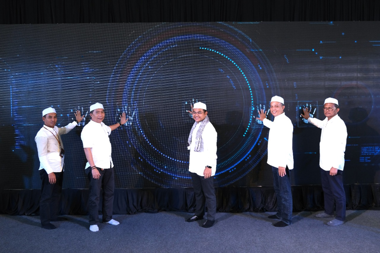 Deputi Bidang Sumber Daya Manusia (SDM), Teknologi dan Informasi Kementerian BUMN, Tedi Bharata (tengah) dan CSR Program BUMN Senior Officer SIG, Abdul Manan (dua kanan) melakukan kick off Program Bakti BUMN untuk Santri di Pondok Pesantren Assalafi Al Fithrah, Surabaya, Jawa Timur, Rabu (14/9/2022). dok. ist. Dukung Santri Kembangkan Potensi Diri, SIG Lakukan Kick off Program Bakti BUMN