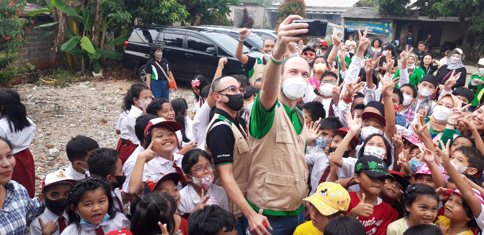 Kegiatan Corporate Social Responsibility (CSR) dan upaya mendukung Gerakan Nasional Literasi, Manulife Indonesia melalui Yayasan Manulife Peduli (YMP) melakukan donasi buku dan literasi keuangan di SD Emaus, Cimanggis, Depok. Dukung Gerakan Nasional Literasi, Yayasan Manulife Peduli Donasi Buku di SD Emaus Depok