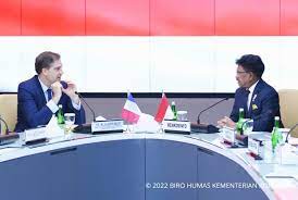 Menteri Komunikasi dan Informatika, Johnny G. Plate bersama Menteri Perdagangan Luar Negeri dan Daya Saing Ekonomi Prancis, Olivier Becht bertemu. dok. Kementerian Kominfo. Bahas Kelanjutan Proyek Transformasi Digital, Menkominfo Bertemu Menteri Prancis
