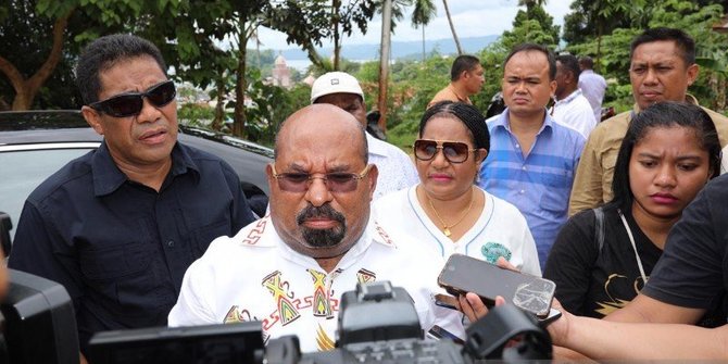 Gubernur Papua Lukas Enembe.dok. Merdeka. Dalami Aliran Rp560 Miliar ke Kasino Singapura, KPK akan Periksa Lukas Enembe Senin (26/9)