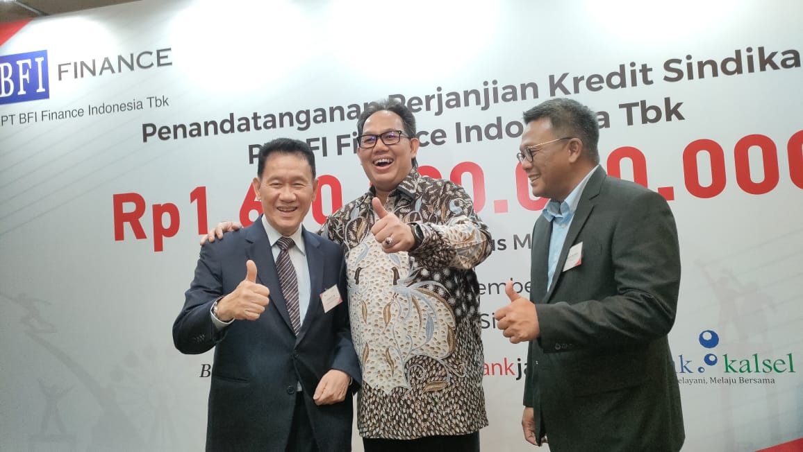 Kiri-kanan: Presiden Direktur BFI Finance Indonesia Francis Lay Sioe Ho, Direktur Utama Bank DKI Fidri Arnaldy, dan Direktur Komersial dan Kelembagaan Bank DKI Herry Djufraini dalam penandatangan Perjanjian Kredit Sindikasi PT BFI Finance Indonesia Tbk senilai Rp1,6 Triliun, di Jakarta, Jumat (23/9/2022). dok. ist. Bank DKI dan Tiga BPD Tanda Tangani Kredit Sindikasi BFI Finance Indonesia Rp1,6 Triliun
