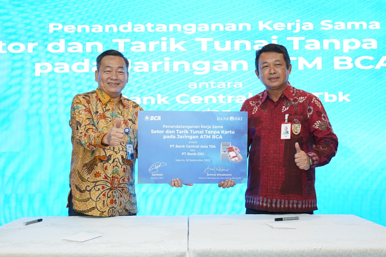 Direktur BCA Santoso (kiri) dan Direktur Teknologi & Operasional Bank DKI Amirul Wicaksono, di tengah acara Penandatanganan Kerja Sama Setor dan Tarik Tunai Di Jaringan ATM, Senin (26/9/2022). dok. ist. Nasabah Bank DKI Bisa Manfaatkan Jaringan ATM Setor dan Tarik Tunai BCA