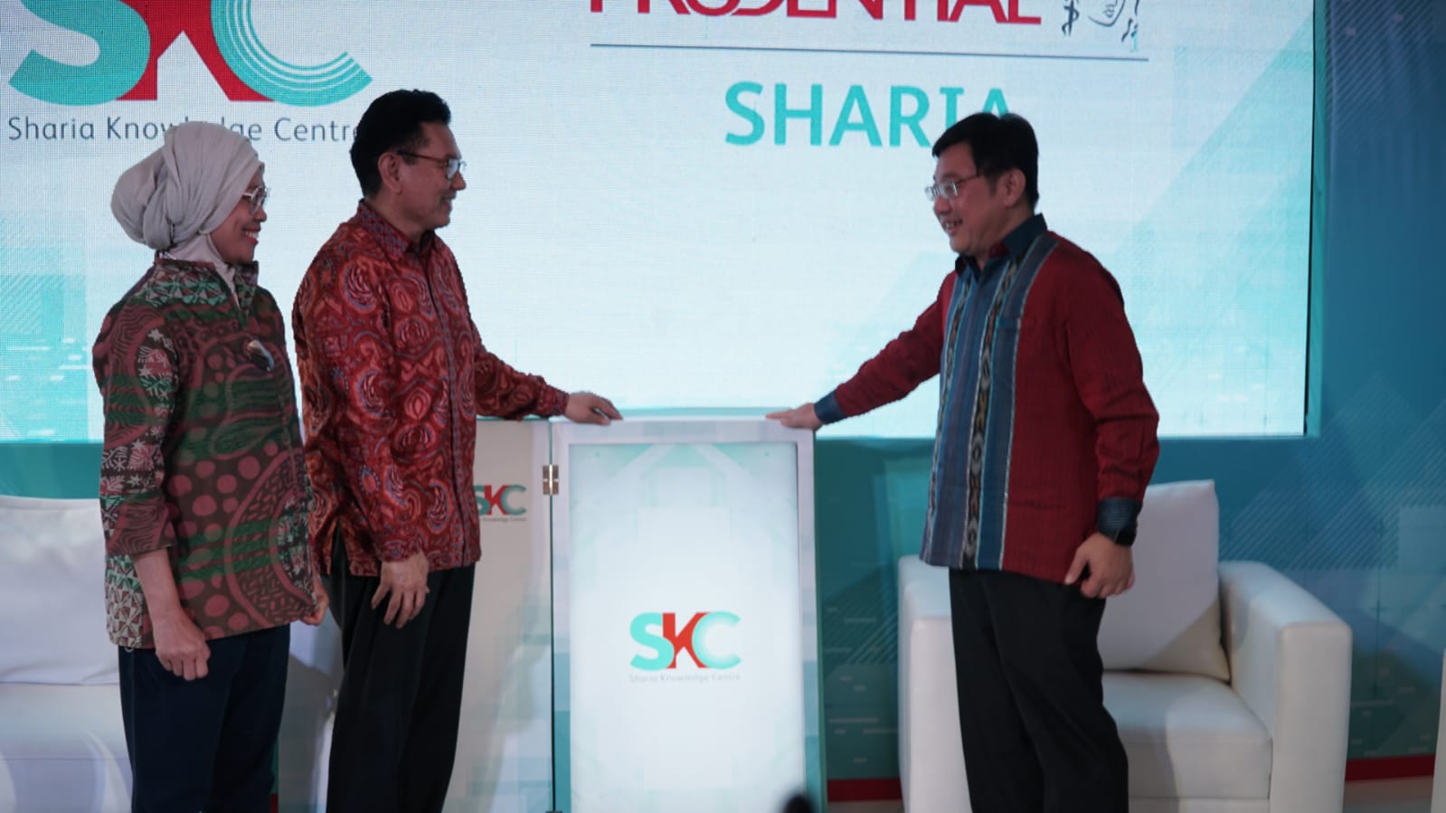 Ki-ka: Indrijati Rahayoeningtyas selaku Chief HR, Community Investment, Risk & Compliance Officer Prudential Syariah, Dr. Omar Sjawaldy Anwar, Bsc, MBA, ChFc, CLU, HBA, CFP Presiden Direktur Prudential Syariah, dan Paul Setio Kartono selaku Chief Financial Officer. dok. ist. Sharia Knowledge Centre: Komitmen Prudential Syariah Percepat Literasi Keuangan Syariah