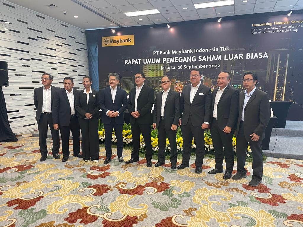 Jajaran Direksi Maybank Indonesia (Ki-ka): Ricky Antariksa, Irvandi Ferizal, Thilagavathy Nadason, Taswin Zakaria (Presiden Direktur), Bambang Andri Irawan (menunggu persetujuan OJK), Effendi, Muhamadian, Steffano Ridwan, dan Widya Permana. dok. ist. RUPSLB Maybank Indonesia (BNII) Angkat Bambang Andri Irawan sebagai Direktur TI