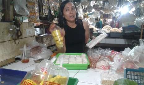 Ilustrasi Pedagang tahu dan tempe di Pasar Lenteng Jakarta Selatan. dok. Republika. Bantu Pengusaha Tahu dan Tempe Tradisional, Ini yang Dilakukan Kemendag