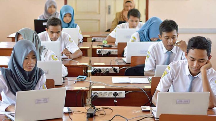 Siswa SMA Ujian dok Hipwee. Tidak Wajibkan Pelajaran Bahasa Inggris di Sekolah, Peneliti Kritik RUU Sisdiknas