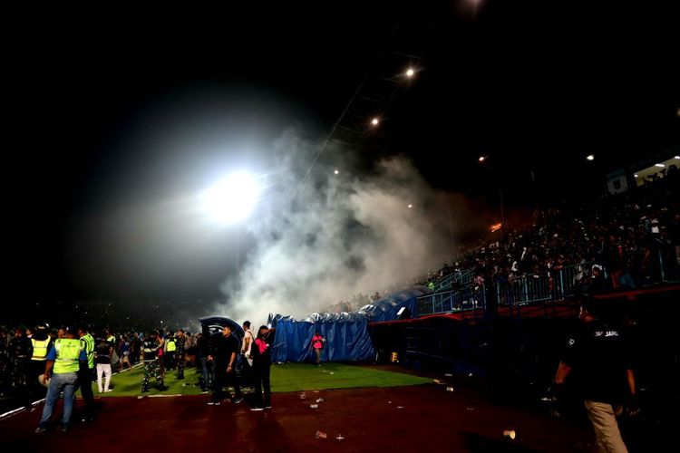 Liga I 2022-2023 Pertandingan pekan ke-11 bertajuk derbi Jawa Timur, Arema FC vc Persebaya Surabaya, di Stadion Kanjuruhan, Kepanjen, Malang, Sabtu 1 Oktober 2022 berlangsung panas. dok. KOMPAS.com. Suci Rahayu. Tragedi Berdarah Liga I 2022/2023: Wagub Jatim Laporkan Sudah 174 Korban Tewas