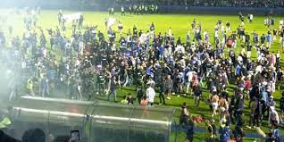 Liga I 2022-2023 yang berakhir ricuh, Sabtu 1 Oktober 2022 malam. dok. dream.id. Tragedi Liga 1 2022/2023: Panglima TNI akan Pidanakan Prajurit yang Serang Suporter