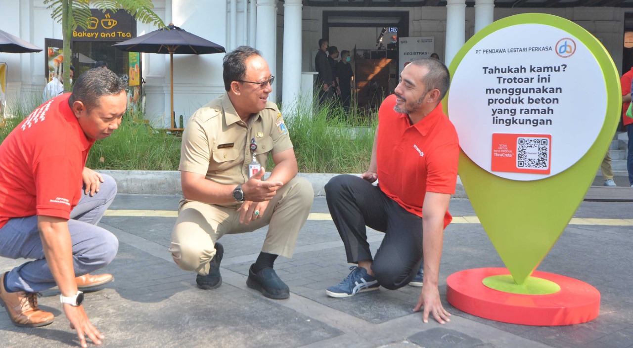 Ki-ka: Aulia Mulki Oemar (Direktur Bisnis dan Pemasaran SIG), Hari nugroho (Kepala Dinas Bina Marga DKI Jakarta), dan Giri Prabowo (Direktur Utama Solusi Bangun Beton). dok. ist. SIG Turut Wujudkan Impian Pejalan Kaki Untuk Memiliki Trotoar Ramah dan Aman di Jakarta
