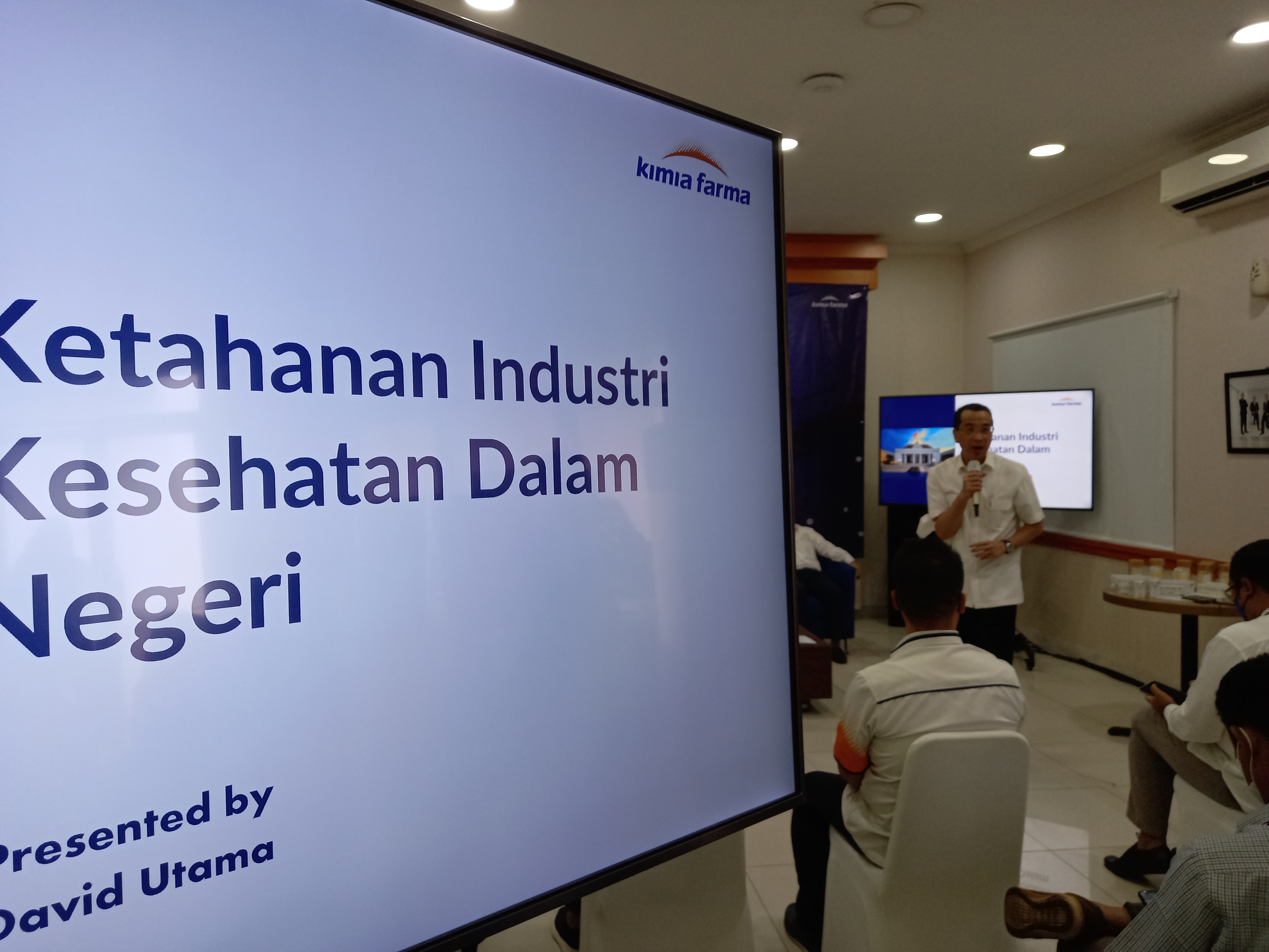 David Utama Direktur Utama Kimia Farma (KAEF) pada saat melakuka pemaparan kinerja dan prospek bisnis KAEF dalam agenda media gathering di pabrik pt kimia farma Sungwun Pharmacopia, senin (3/10/2022). Foto/Rizki EmitenNews.com Genjot Produksi BBO, Kimia Farma (KAEF) Sebut Kinerja Keuangan Membaik di Q3-2022