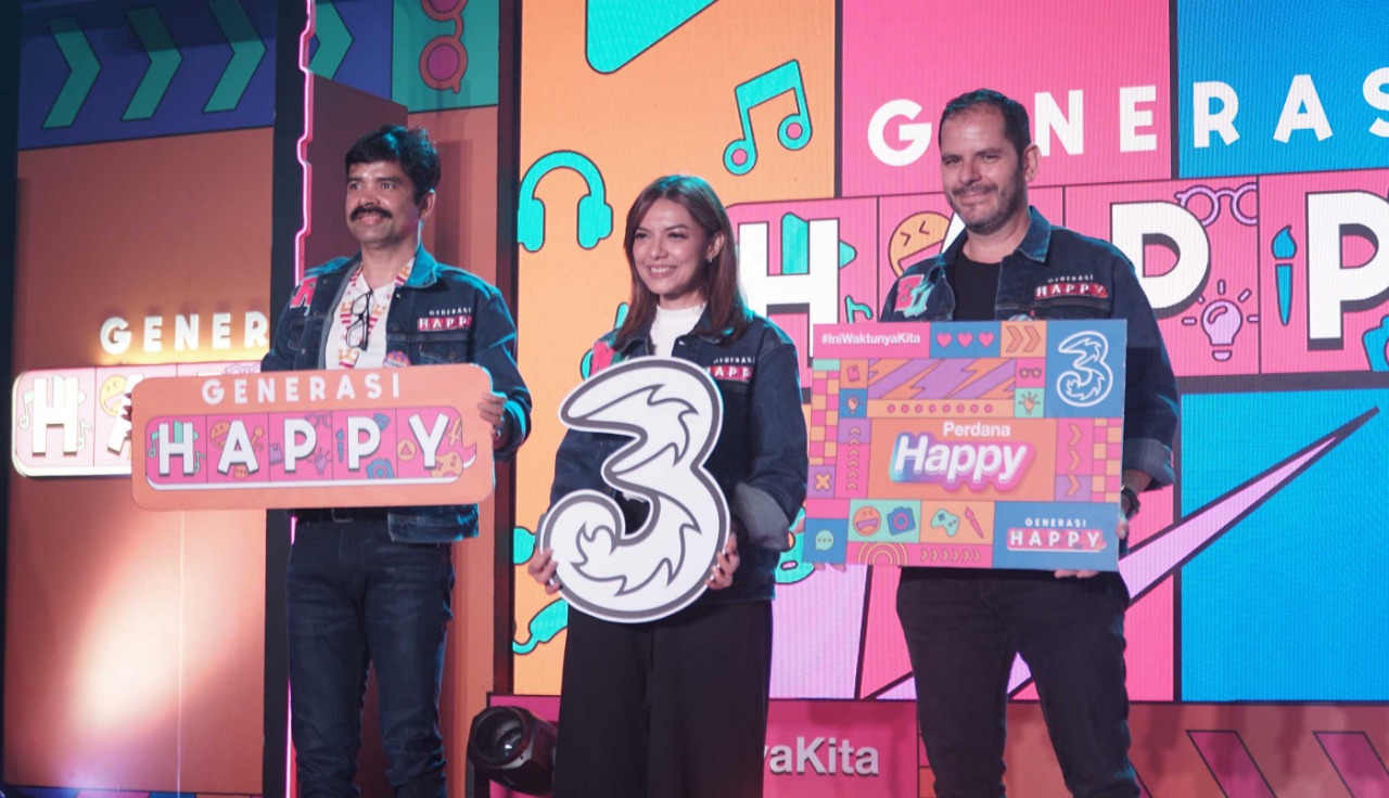 Dari kiri) Chief Commercial Officer Indosat Ooredoo Hutchison (IOH) Ritesh Kumar Singh, Founder of Narasi Najwa Shihab dan Senior Vice President Head of Marketing Tri Carlos Eduardo Quiroga saat peluncuran program Generasi Happy, di Jakarta, Rabu (5/10/2022). dok. ist. Ajak Najwa Shihab, Indosat Ooredoo Melalui Brand Tri Luncurkan Program Generasi Happy