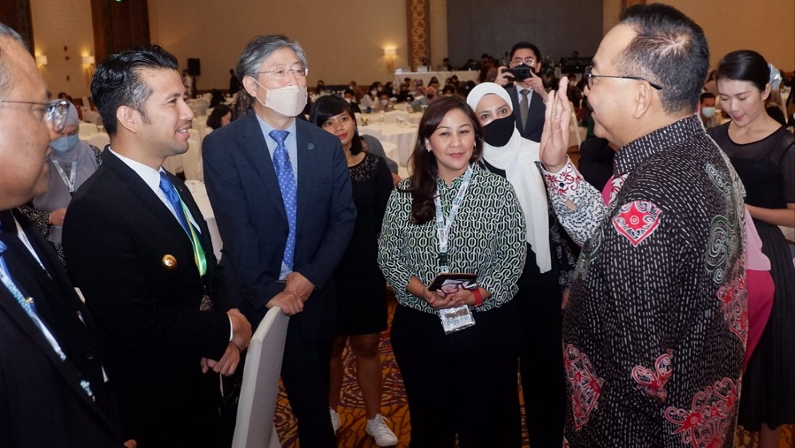 Kepala Otorita Ibu Kota Nusantara (IKN) Bambang Susantono bersama Presiden Eastern Regional Organization for Planning and Human Settlements (EAROPH) Emil Dardak, memperkenalkan katalog usai pemaparan IKN di kongres dunia EAROPH, di Surabaya, Jumat (7/10/22). EAROPH, dengan dukungan sejumlah pakar pemukiman lintas negara dunia, berkomitmen dukung IKN sebagai Sustainable Forest City.(Foto: Endang Muchtar) Komitmen Dukungan Pakar Pemukiman Lintas Negara Kepada IKN di Kongres EAROPH