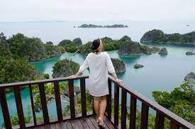 Wisatawan menikmati suasana di Labuan Bajo. dok. PariwisataIndonesia. Di Bawah Bayang Resesi, Kunjungan Wisman Selama 2022 Diperkirakan 2,5 Juta